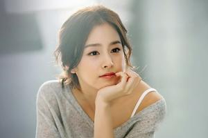 Kim Tae Hee uống loại nước này để da bóng đẹp