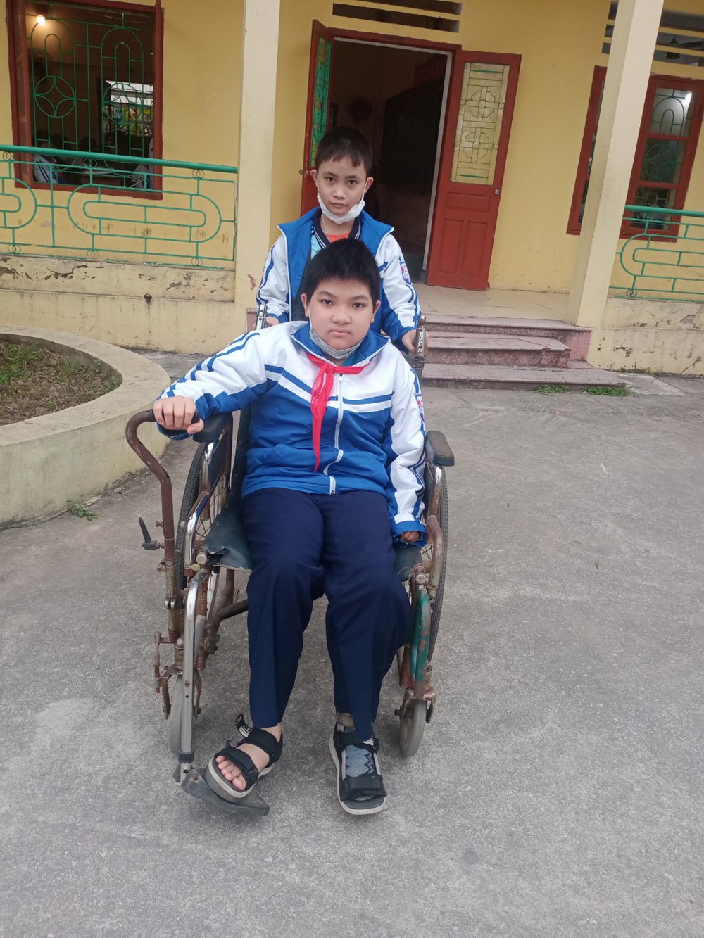 Cậu bé ngày nào cũng đẩy xe lăn đưa bạn đến trường: Dù mệt cũng không bỏ cuộc!