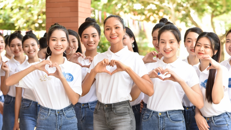 Hoa hậu H’Hen Niê tặng quà làng trẻ SOS Đà Nẵng dịp trung thu