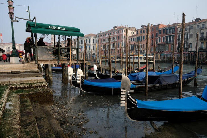 Những con kênh nổi tiếng ở Venice khô cạn, du khách 'mắc kẹt' trên bờ