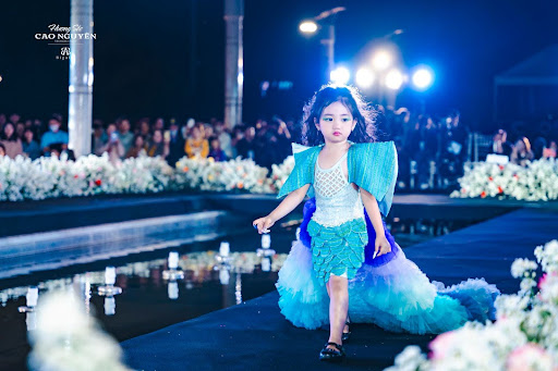 Mẫu Nhí Nguyễn Huỳnh Thiên Kim - Màn Catwalk giữa vườn hoa Hương Sắc Cao Nguyên Đà Lạt cực đáng yêu