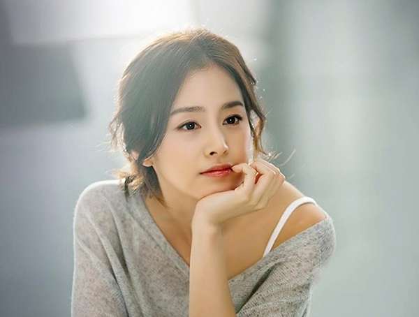 Kim Tae Hee uống loại nước này để da bóng đẹp